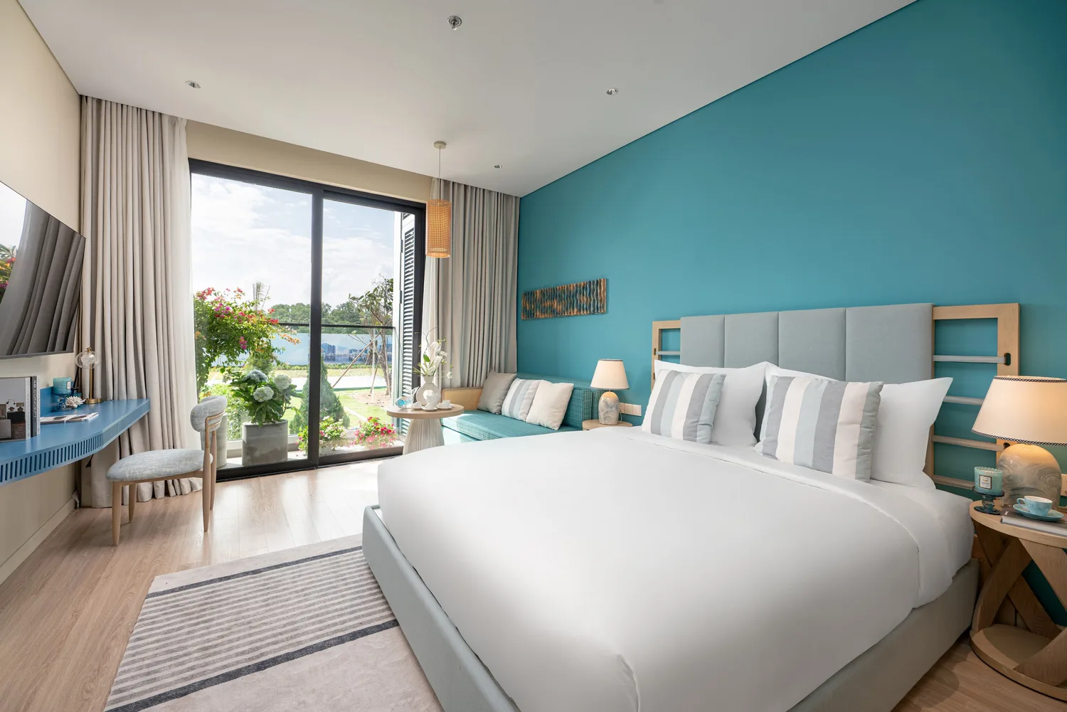 Căn hộ mẫu Studio Blanca City — góc nhìn tổng thể với cửa kính kịch trần