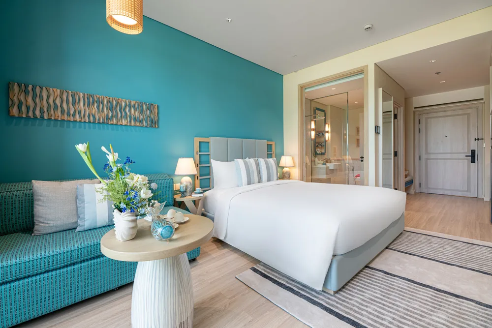 Căn hộ mẫu Studio — bố trí sofa, giường ngủ và phòng tắm kính